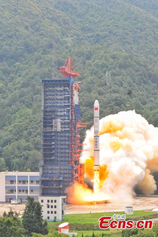 The Long March-2C carrier rocket carrying double satellites blasts off at 11:30 a.m. from the Xichang Satellite Launch Center in Southwest China\'s Sichuan Province, June 27, 2018. The two satellites will be mainly used for inter-satellite link network and earth observation technology. (Photo: China News Service/Liang Keyan)