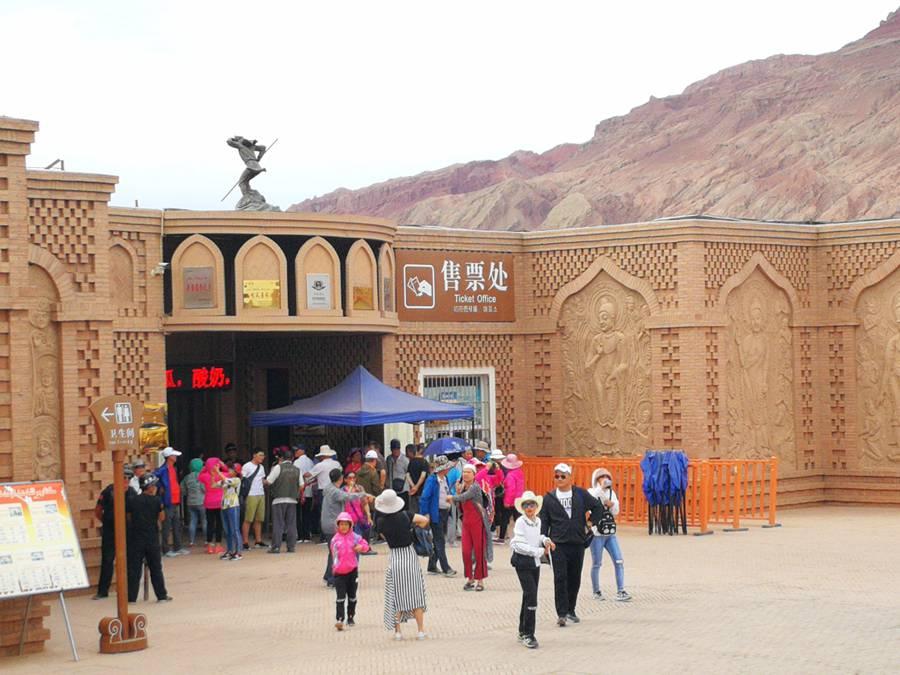 <?php echo strip_tags(addslashes(Tourists flock to the scenic area to enjoy the extreme heat, June 25, 2018.  (Photo provided to chinadaily.com.cn)

<p>Wang Hong, deputy general manager of the Turpan Flame Mountain Scenic Area, said that this was the fourth time the temperature surged over 80 ℃ since June.

<p>Last year, the highest recorded temperature was 89 degrees on July 11.)) ?>
