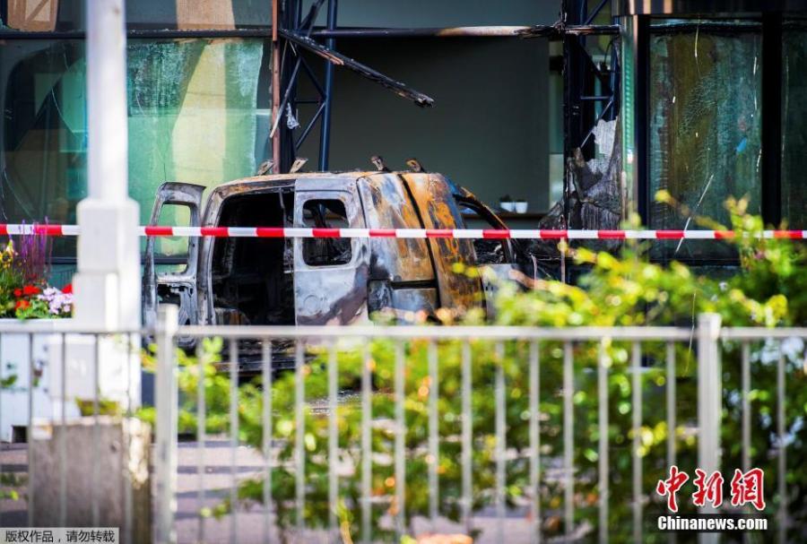 A van is seen burned out after crashing into the glass facade of the head office of Dutch newspaper De Telegraaf in what police said was a deliberate action in Amsterdam, Netherlands, June 26, 2018. Authorities said they would give newspapers and other media companies in Amsterdam extra protection in the wake of the attack. (Photo/Agencies)