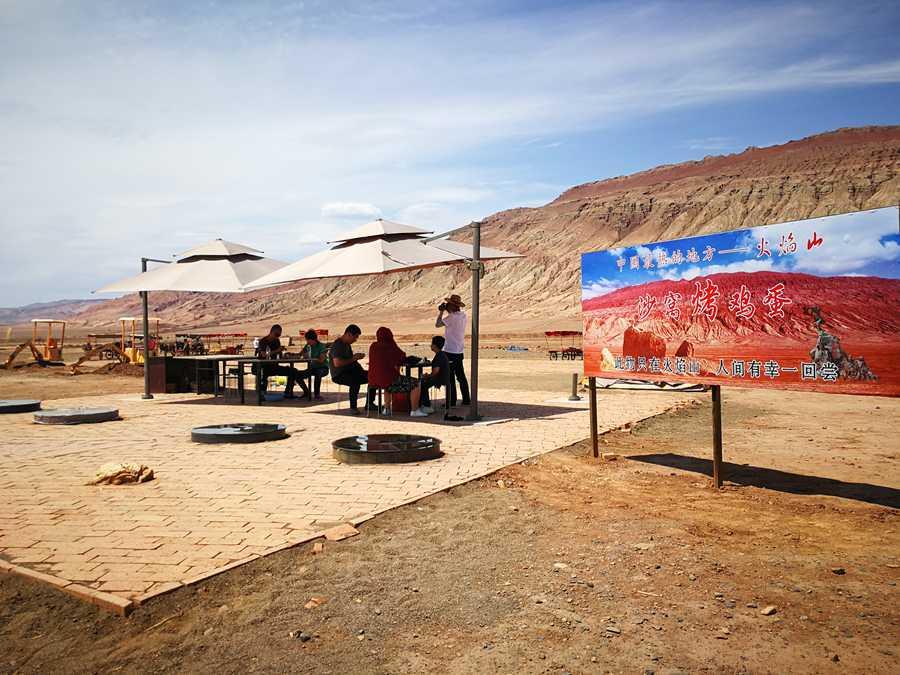 Tourists are seen near the site where eggs are baked. (Photo provided to chinadaily.com.cn)