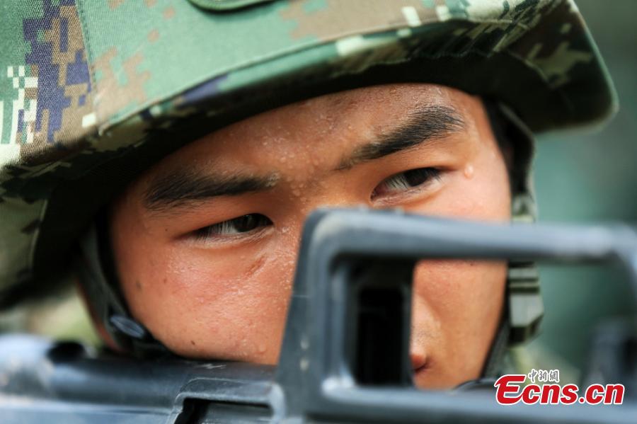 Armed police undergo intensive training in Mianyang City, Southwest China’s Sichuan Province. Some 50 armed police took part in a one-week training that included forest-based search and rescue and shooting practice. (Photo: China News Service/Han Jun)