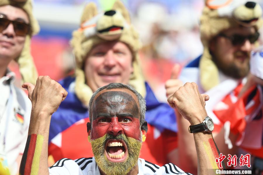 Fans react during the World Cup match between South Korea and Germany in Kazan Arena, Kazan, Russia, June 27, 2018. (Photo: China News Service/Tian Bochuan)
