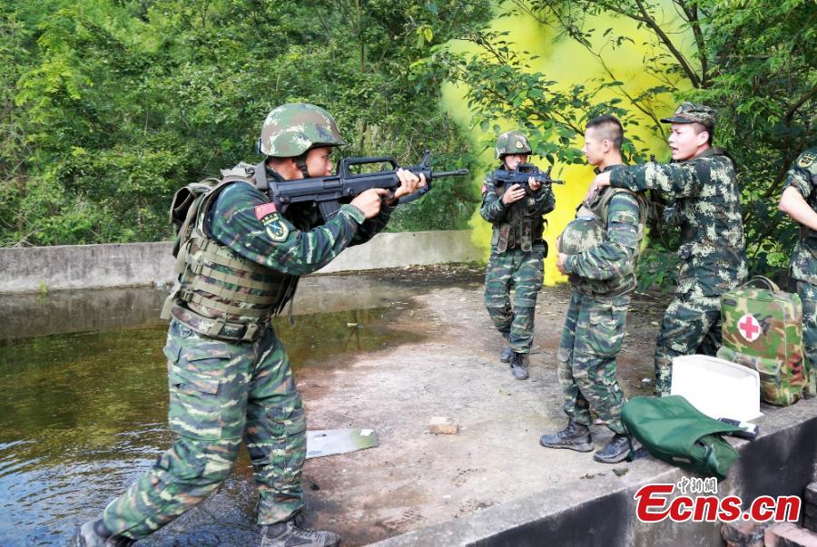 Armed police undergo intensive training in Mianyang City, Southwest China’s Sichuan Province. Some 50 armed police took part in a one-week training that included forest-based search and rescue and shooting practice. (Photo: China News Service/Han Jun)