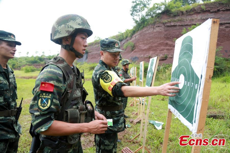 Armed police undergo intensive training in Mianyang City, Southwest China’s Sichuan Province. Some 50 armed police took part in a one-week training that included forest-based search and rescue and shooting practice. (Photo: China News Service/Han Jun)