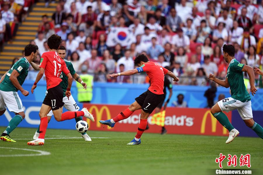 Players compete during the World Cup match between South Korea and Germany in Kazan Arena, Kazan, Russia, June 27, 2018. Champions Germany crashed out of the World Cup after suffering a stunning 2-0 defeat by a tenacious South Korea on Wednesday that eliminated them in the opening round for the first time in 80 years and sent the football-mad nation into mourning. (Photo: China News Service/Tian Bochuan)