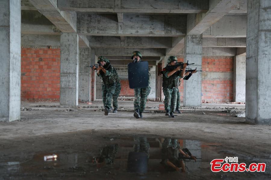 Armed police undergo intensive training in Mianyang City, Southwest China’s Sichuan Province. Some 50 armed police took part in a one-week training that included forest-based search and rescue and shooting practice. (Photo: China News Service/Han Jun)