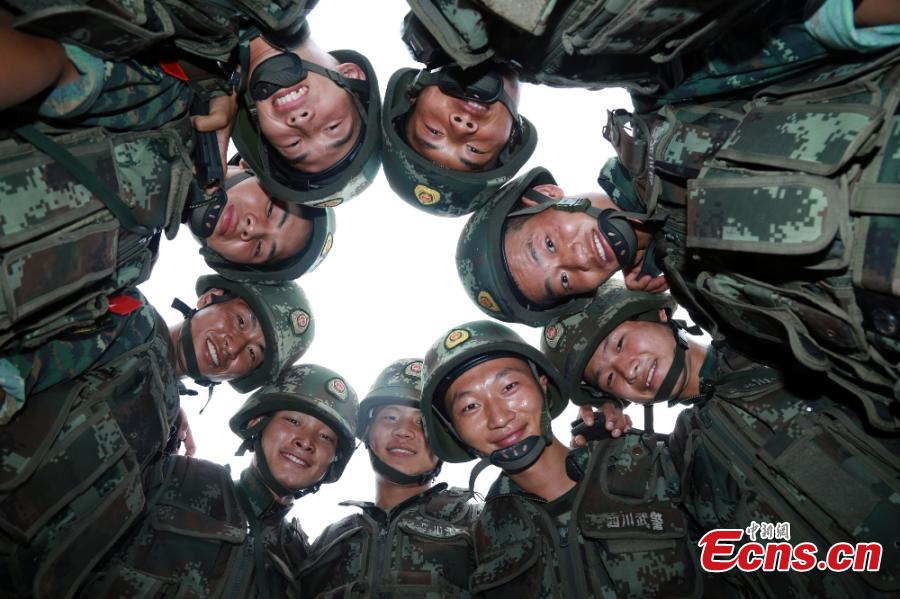 Armed police undergo intensive training in Mianyang City, Southwest China’s Sichuan Province. Some 50 armed police took part in a one-week training that included forest-based search and rescue and shooting practice. (Photo: China News Service/Han Jun)