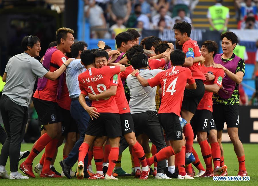 Players of South Korea celebrate after the referee confirmed a goal of South Korea valid after the Video Assistant Referee (VAR) review during the 2018 FIFA World Cup Group F match between Germany and South Korea in Kazan, Russia, June 27, 2018. South Korea won 2-0. (Xinhua/Li Ga)