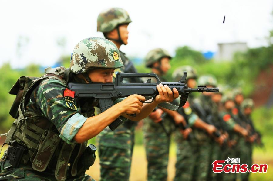 Armed police undergo intensive training in Mianyang City, Southwest China’s Sichuan Province. Some 50 armed police took part in a one-week training that included forest-based search and rescue and shooting practice. (Photo: China News Service/Han Jun)
