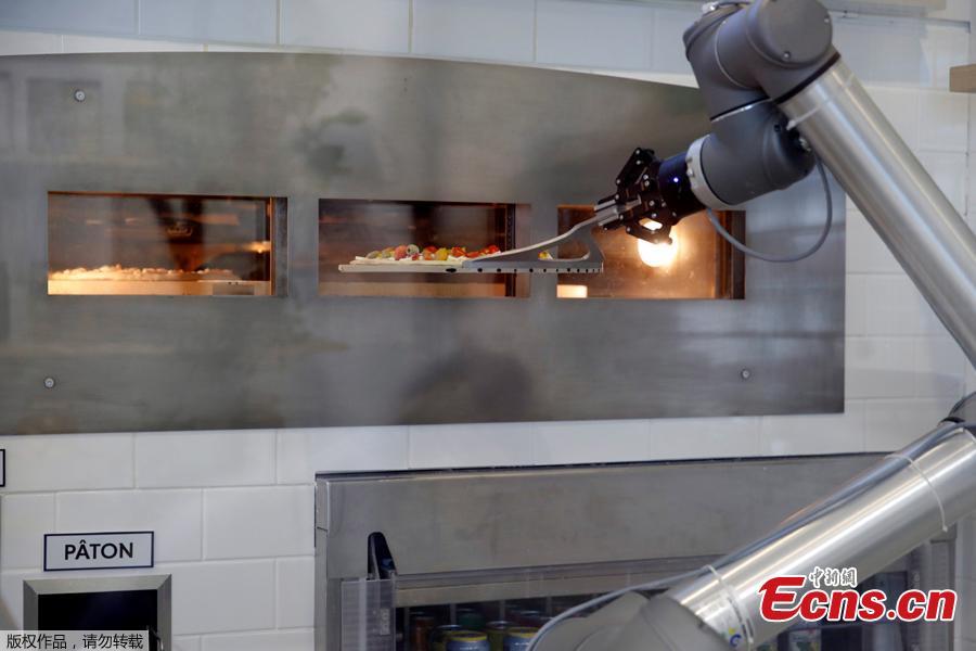 A pizzaiolo robot prepares a pizza before the customer’s eyes at the showroom of French food startup EKIM in Montevrain near Paris, France, June 26, 2018. Picture taken June 26, 2018. (Photo/Agencies)