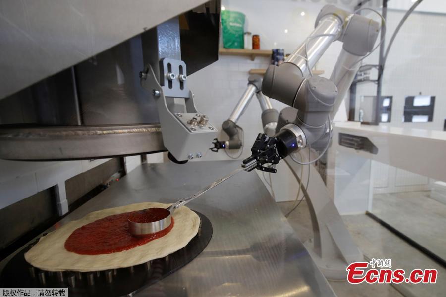 A pizzaiolo robot prepares a pizza before the customer’s eyes at the showroom of French food startup EKIM in Montevrain near Paris, France, June 26, 2018. Picture taken June 26, 2018. (Photo/Agencies)