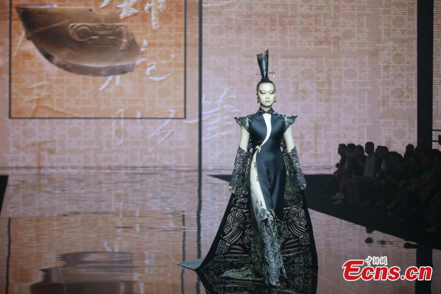 A model presents a creation at the China Fashion Conference in Hangzhou City, East China’s Zhejiang Province, June 28, 2018. Nineteen top fashion design award winners from China offered creations inspired by Liangzhu culture, also known as jade culture, named after archeological sites in Liangzhu in the northwestern outskirts of Hangzhou. (Photo: China News Service/Xiong Ran)