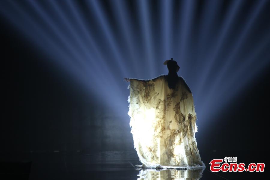A model presents a creation at the China Fashion Conference in Hangzhou City, East China’s Zhejiang Province, June 28, 2018. Nineteen top fashion design award winners from China offered creations inspired by Liangzhu culture, also known as jade culture, named after archeological sites in Liangzhu in the northwestern outskirts of Hangzhou. (Photo: China News Service/Xiong Ran)