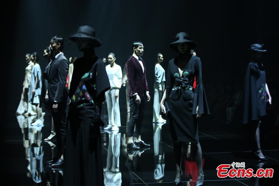 Models present creations at the China Fashion Conference in Hangzhou City, East China’s Zhejiang Province, June 28, 2018. Nineteen top fashion design award winners from China offered creations inspired by Liangzhu culture, also known as jade culture, named after archeological sites in Liangzhu in the northwestern outskirts of Hangzhou. (Photo: China News Service/Xiong Ran)