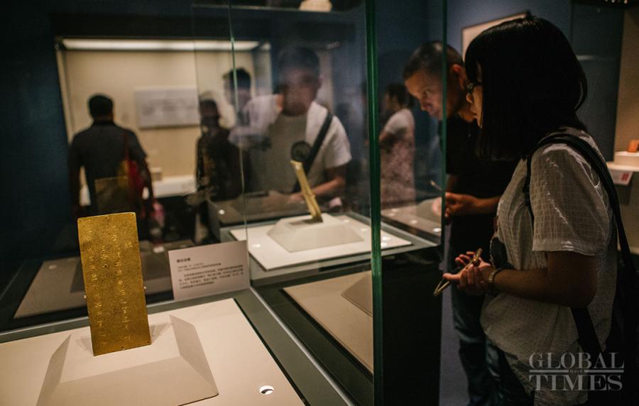 People view records of Zhang Xianzhong\'s harem written in a gold book. (Photo: Li Hao/GT)