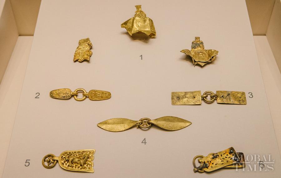 A gold crown and buckles are displayed at the exhibition. (Photo: Li Hao/GT)