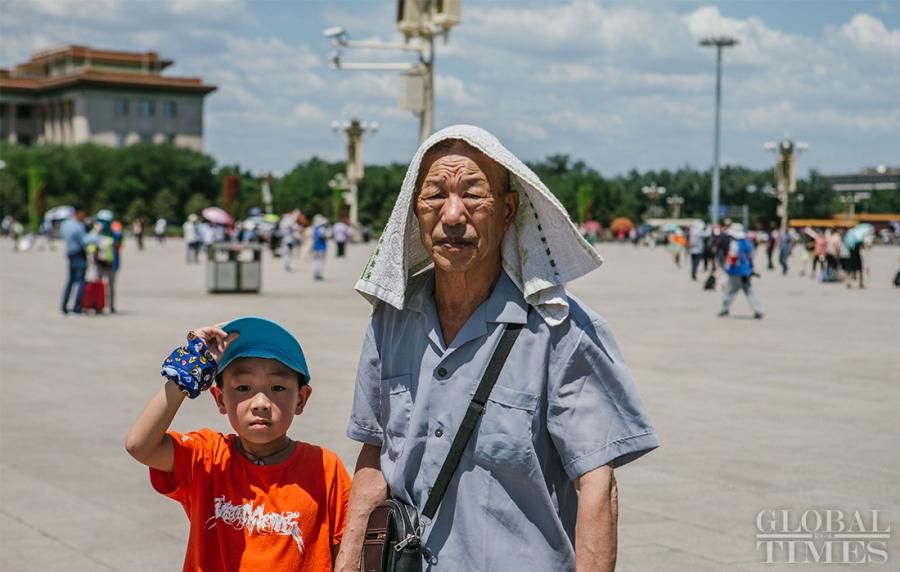 <?php echo strip_tags(addslashes(An old man blocks the sun with a towel on his head in Beijing's Tiananmen Square on Thursday.  (Photo: Li Hao/GT))) ?>