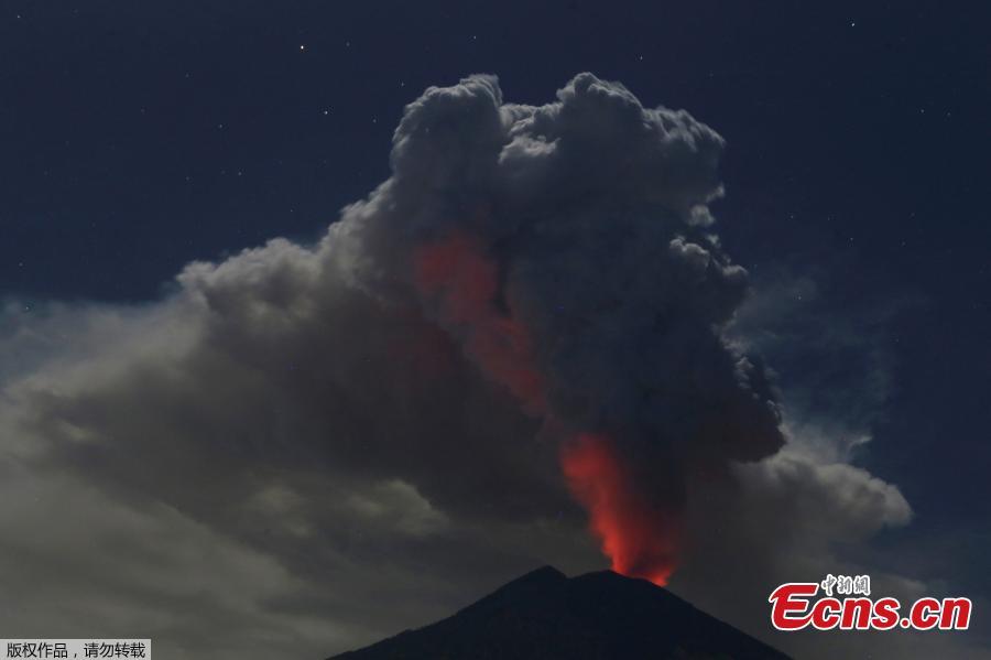 Mount Agung volcano erupts, as seen from Kubu, Karangasem Regency in Bali, Indonesia, June 29, 2018. The eruption, which began on Thursday, fired a towering column of ash 2,500 meters into the sky, and reddish flames lit up the volcano\'s crater overnight. (Photo/Agencies)