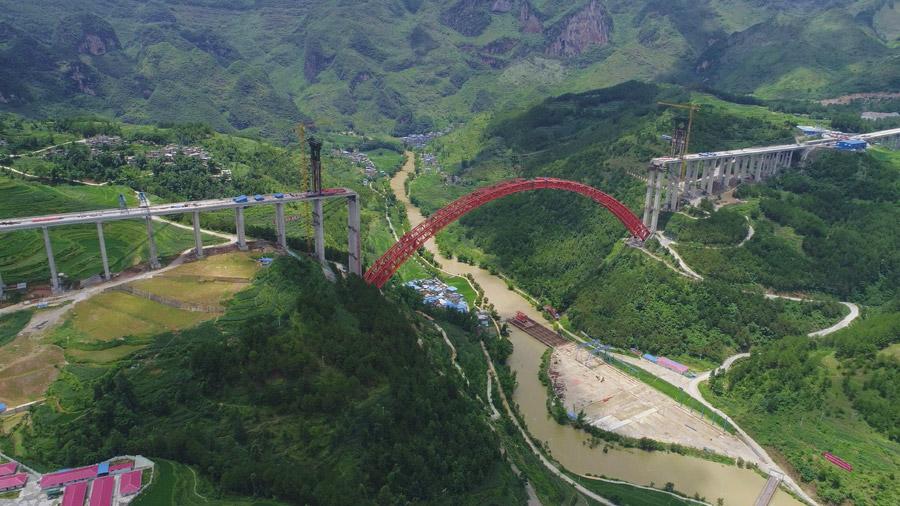 The last section is put into the position to finish the main span of the Daxiaojing Bridge in Guizhou Province, June 30, 2018. (Photo//chinadaily.com.cn)