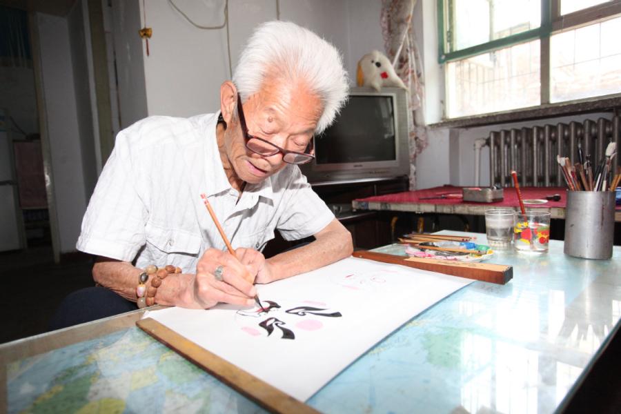 Zhang Fuli, 85, draws a facial mask of Peking Opera at home in Zhangjiakou, North China\'s Hebei Province.(Photo//chinadaily.com.cn)

An 85-year-old man in Zhangjiakou, North China\'s Hebei Province has been painting Peking Opera facial masks for more than 50 years. Zhang Fuli used to be a professional performer of wusheng (a male martial-arts role in Peking Opera) when he was young. Based on his love for operas, Zhang draws facial masks as an amateur and has made more than 700 masks.