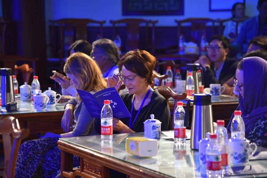A trainee reads materials on Kunqu Opera. 
 (Photo/chinadaily.com.cn)