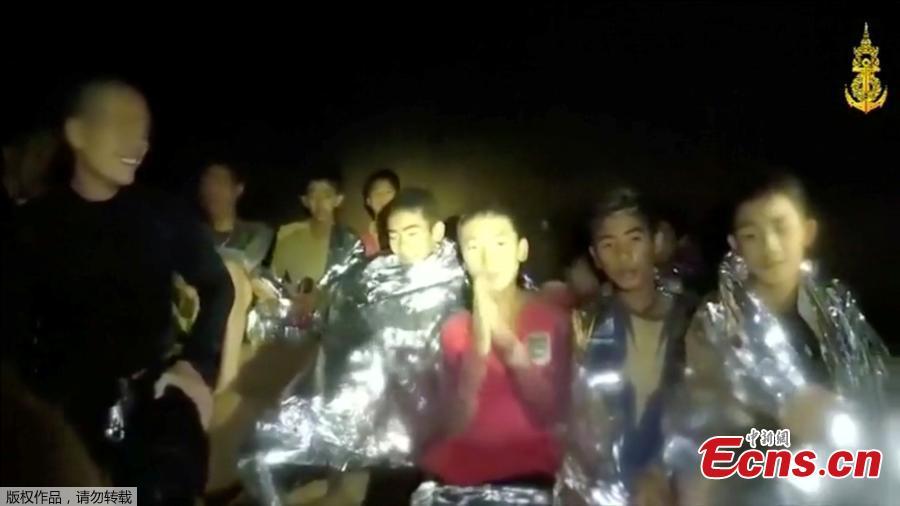 New video footage has been released of 12 boys and their football coach who have been trapped in a cave in Thailand for 11 days after rescuers gave them food for the first time. The 12 boys, aged 11 to 16, and their 25-year-old coach, were trapped after heavy rain flooded the cave complex in a forest park in the northern province of Chiang Rai.(Photo/Agencies)