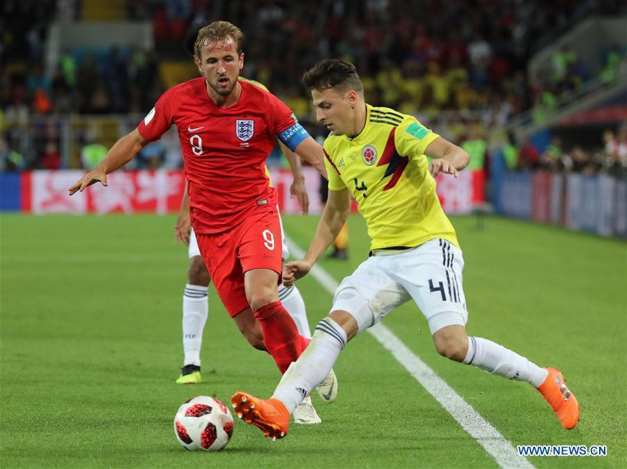 Harry Kane (L) of England vies with Santiago Arias of Colombia during the 2018 FIFA World Cup round of 16 match between England and Colombia in Moscow, Russia, July 3, 2018. (Xinhua/Bai Xueqi)