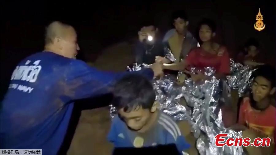 New video footage has been released of 12 boys and their football coach who have been trapped in a cave in Thailand for 11 days after rescuers gave them food for the first time. The 12 boys, aged 11 to 16, and their 25-year-old coach, were trapped after heavy rain flooded the cave complex in a forest park in the northern province of Chiang Rai.(Photo/Agencies)