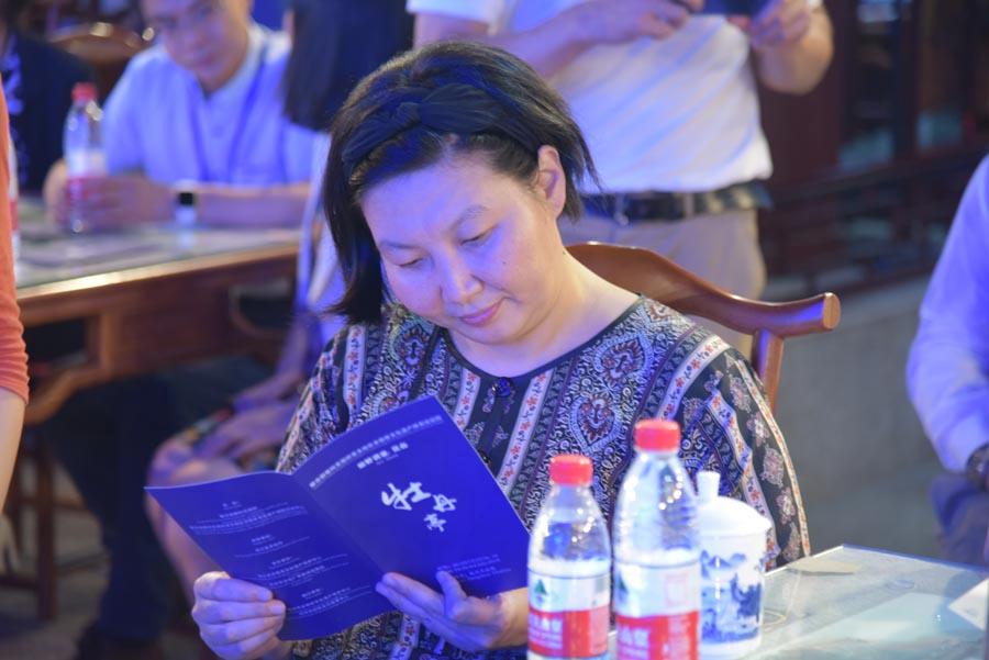 A trainee reads materials on Kunqu Opera. (Photo/chinadaily.com.cn)