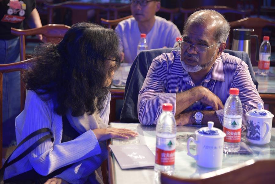 Trainees talk about Kunqu Opera with each other. (Photo/chinadaily.com.cn)