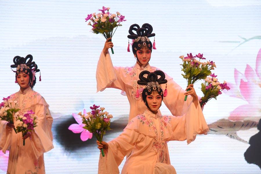 Artists perform The Peony Pavilion: The Dream in the Garden to show the magic of Kunqu Opera to audiences. (Photo/chinadaily.com.cn)