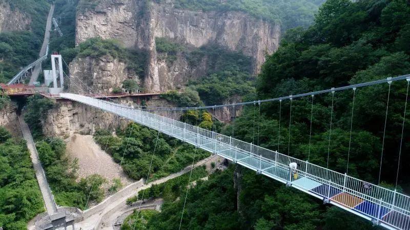 A 168-meter-long 5D glass suspension bridge opened to the public in Cangshan mountain scenic spot in Yuxian county in Shanxi on June 29, 2018. The bridge is 108 meters above the valley bottom. The glass, which is one meter thick, can bear a load of up to 6 tons. (Photo provided to chinadaily.com.cn)