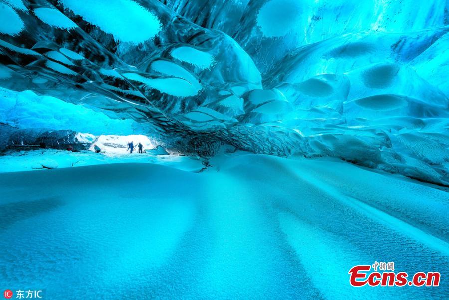 Photo taken by British photographer Tim Nevvel shows the ice cave near the Jokulsarlon Lagoon in Iceland.(Photo/IC)
