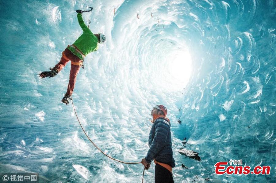 Photographer Mathis Dumas captures Jeff Mercier climbing inside the glacier, in an ephemeral cave of the Mer de Glace in France.(Photo/IC)
