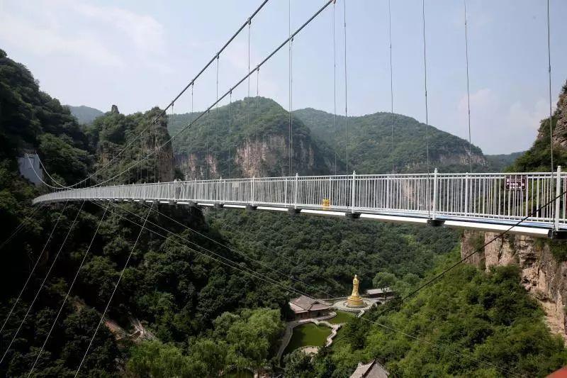 A 168-meter-long 5D glass suspension bridge opened to the public in Cangshan mountain scenic spot in Yuxian county in Shanxi on June 29, 2018. The bridge is 108 meters above the valley bottom. The glass, which is one meter thick, can bear a load of up to 6 tons. (Photo provided to chinadaily.com.cn)