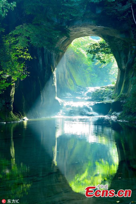 Each year, near the spring and autumn equinoxes, morning sunlight passes through the arch of Japan\'s Kameiwa Cave to create the image of a shining heart.(Photo/IC)