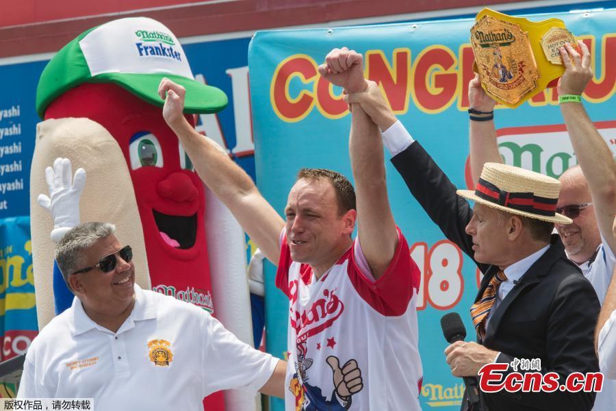 Joey Chestnut wins the annual Nathan\'s Hot Dog Eating Contest, setting a new world record by eating 74 hot dogs in Brooklyn, New York City, U.S., July 4, 2018. (Photo/Agencies)