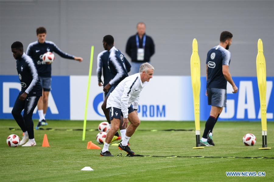 France\'s head coach Didier Deschamps (front) attends a training session near Moscow, Russia, on July 4, 2018. France will face Uruguay in a quarter-final match of the 2018 FIFA World Cup on July 6. (Xinhua/Du Yu)