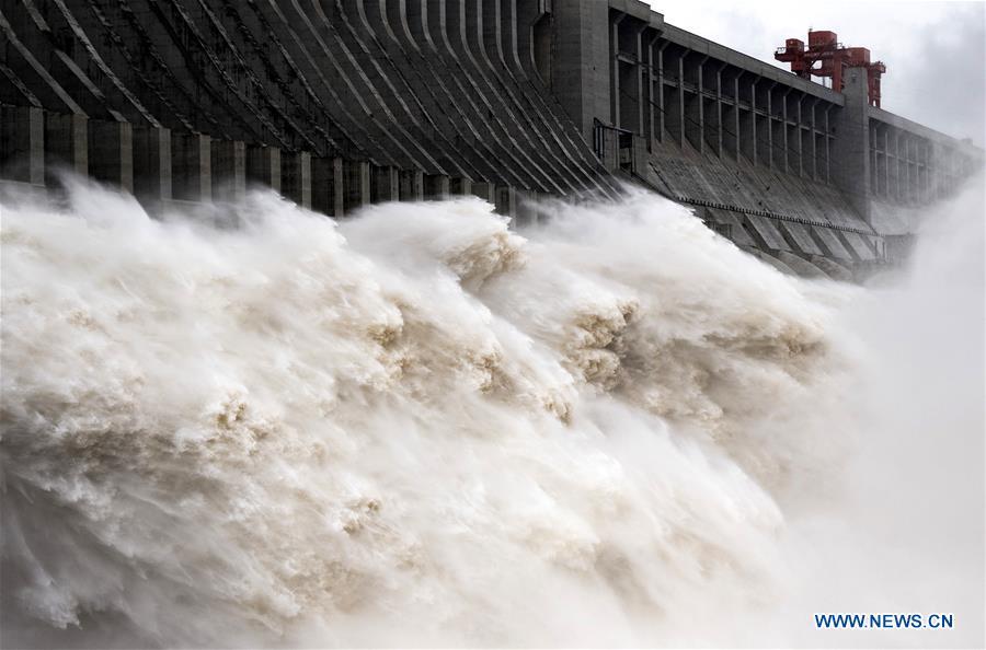 Photo taken on July 5, 2018 shows water discharging from the Three Gorges Dam, a gigantic hydropower project on the Yangtze River, in central China\'s Hubei Province. At 8 a.m. of July 5, the reservoir faced an inflow of 51,000 cubic meters per second and an outflow of 40,000 cubic meters per second. The first flood of the Yangtze River this year has formed on its upper reaches. (Xinhua/Zheng Jiayu)