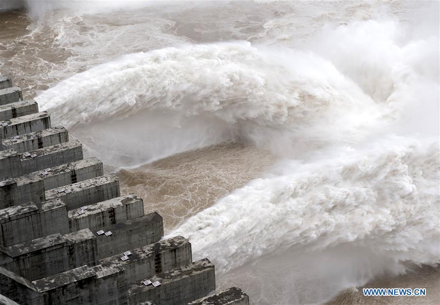 Photo taken on July 5, 2018 shows water discharging from the Three Gorges Dam, a gigantic hydropower project on the Yangtze River, in central China\'s Hubei Province. At 8 a.m. of July 5, the reservoir faced an inflow of 51,000 cubic meters per second and an outflow of 40,000 cubic meters per second. The first flood of the Yangtze River this year has formed on its upper reaches. (Xinhua/Zheng Jiayu)