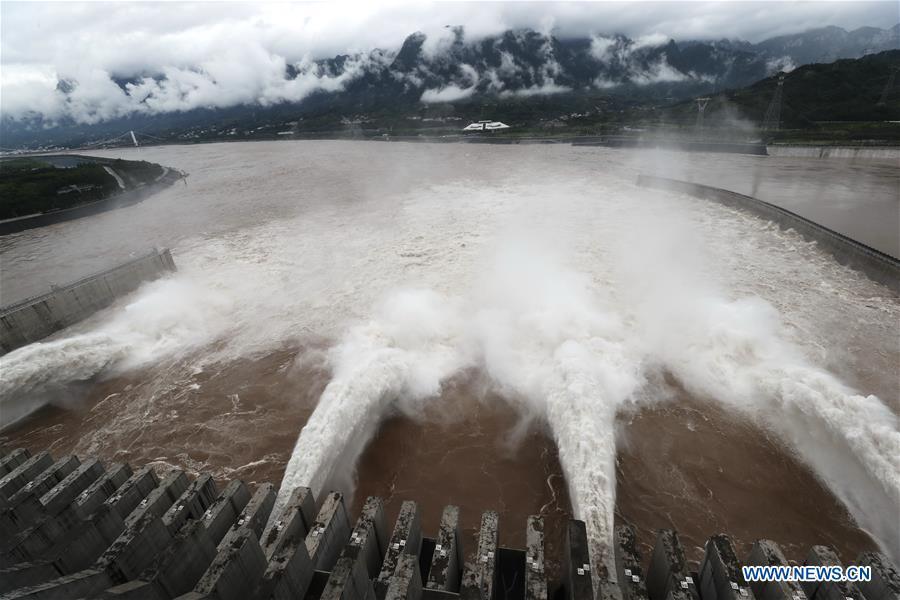 Photo taken on July 5, 2018 shows water discharging from the Three Gorges Dam, a gigantic hydropower project on the Yangtze River, in central China\'s Hubei Province. At 8 a.m. of July 5, the reservoir faced an inflow of 51,000 cubic meters per second and an outflow of 40,000 cubic meters per second. The first flood of the Yangtze River this year has formed on its upper reaches. (Xinhua/Wang Shen)