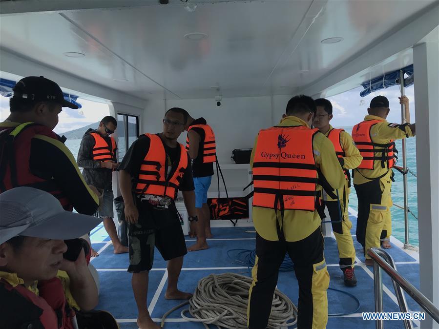Members of Thai and Chinese rescue team prepare to search for missing passengers from the capsized boat in Phuket, Thailand, July 8, 2018. At least 42 people were confirmed dead and 14 others remained missing after two boats capsized in a storm off southern Thailand\'s Phuket island, Thai officials said on Saturday. (Xinhua)