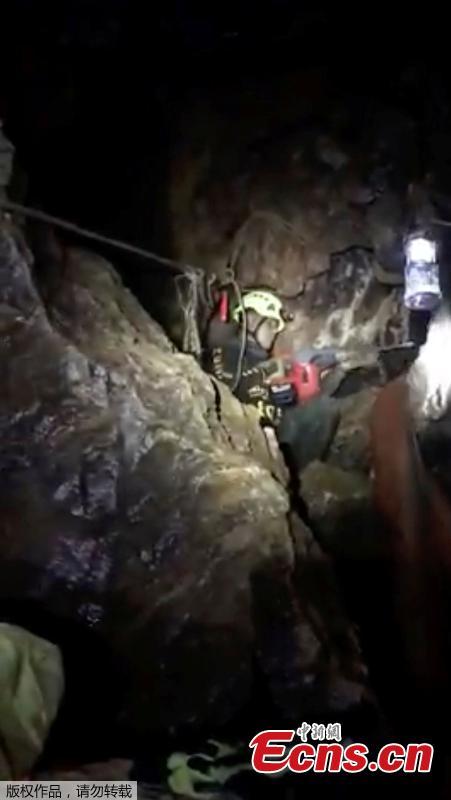Rescuers work in a flooded cave in the northern province of Chiang Rai, Thailand, July 8, 2018. Four boys have exited a flooded cave in northern Thailand where they have been trapped for more than two weeks, a senior member of rescue operation’s medical team said on Sunday. (Photo/Agencies)