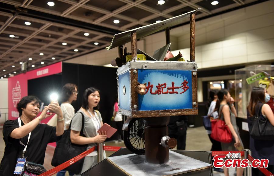 Visitors look at chocolate creations at the first Salon du Chocolat in Hong Kong, July 6, 2018. Salon du Chocolat, one of the world’s biggest chocolate events, showcases chocolate sculptures inspired by Hong Kong culture and the Year of the Dog. Meanwhile, guests were also able to sample award-winning creations during a live pastry show. (Photo: China News Service/Zhang Wei)