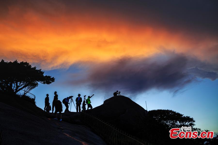 Gorgeous sunset glow shines over the Huangshan Mountain after rain, July 8, 2018, adding to the scenic spot some fantastic colors. (Photo provided to China News Service)