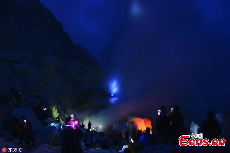 <?php echo strip_tags(addslashes(This stunning photograph of Kawah Ijen volcano in Indonesia shows blue lava illuminating the night sky. But the blue glow from the volcano is not the lava itself, but a high quantity of sulphuric gas. The spectacular shots were taken by travel planner Donny Nugraha Pratama. (Photo/IC))) ?>