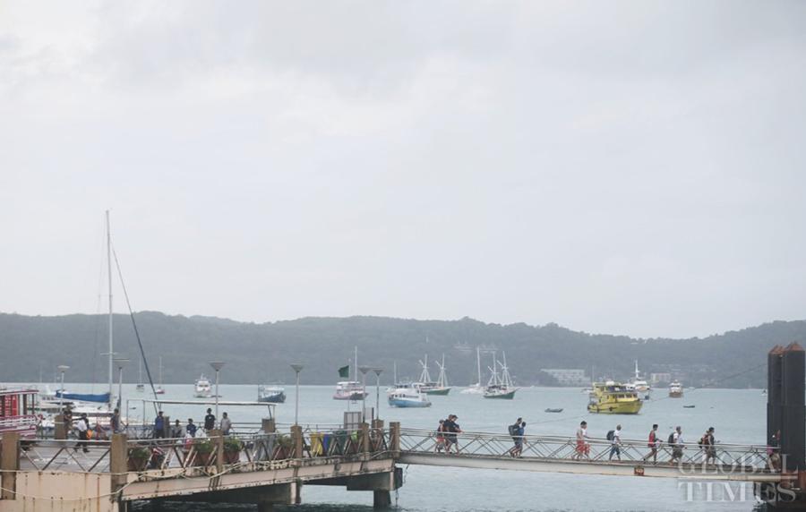 Photo shows tourists at a pier. (Photo: Cui Meng/GT)