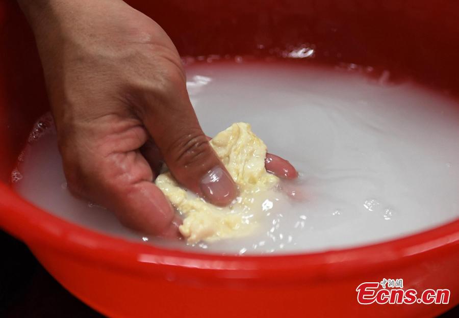 A researcher conducts an experiment to compare flour to check rumors about food safety in Hangzhou City, East China’s Zhejiang Province, July 10, 2018. Zhejiang University and Hangzhou City Market Supervision Bureau launched the test to inform the public about rumors such as using plasticizing agents in noodles, fake bouncing eggs and use of contraceptive pills in rice field eel farming. (Photo: China News Service/Wang Gang)