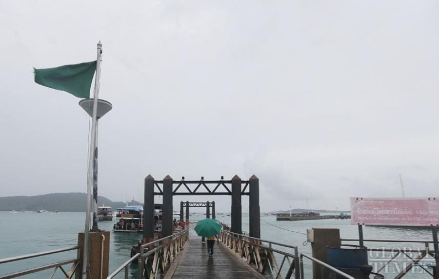 A green flag flies at a pier in Phuket on Monday morning, which means that weather is good and cruise ships are allowed to leave port. (Photo: Cui Meng/GT)
