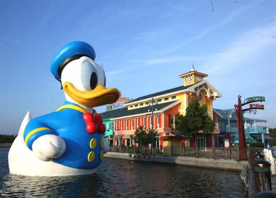 The 11-meter-tall rubber Donald Duck floats in the Wishing Star Lake in Shanghai\'s Disney Resort on June 10, 2018. (Photo/Shine.cn)

A 11-meter-tall giant rubber Donald Duck made its debut in the Wishing Star Lake in Shanghai\'s Disney Resort on Monday, the resort said. The giant rubber duck will float in the lake for the summer and is expected to become a main attraction in the resort.